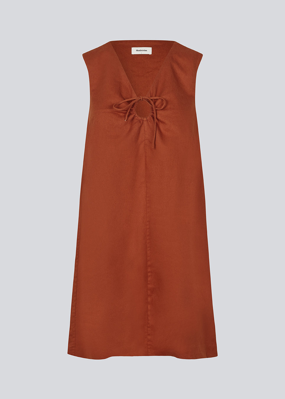 Kort mørkerød kjole i hørkvalitet med A-facon. DaynaMD dress er uden ærmer, med dyb v-udskæring med cut out-detalje og bindebånd. Modellen er 177 cm og har en størrelse S/36 på.