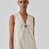 Kort kjole i hørkvalitet med A-facon. DaynaMD dress er uden ærmer, med dyb v-udskæring med cut out-detalje og bindebånd. Modellen er 177 cm og har en størrelse S/36 på.