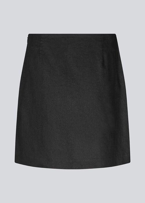 Kort sort nederdel i hør blend med mellemhøj talje. DaynaMD skirt har et slim fit med wrap-over detalje med lille slids foran og lynlås i siden.&nbsp;