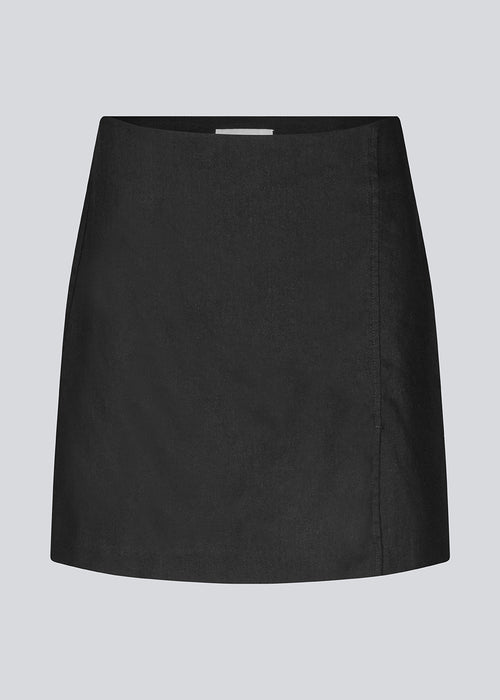 Kort sort nederdel i hør blend med mellemhøj talje. DaynaMD skirt har et slim fit med wrap-over detalje med lille slids foran og lynlås i siden.&nbsp;