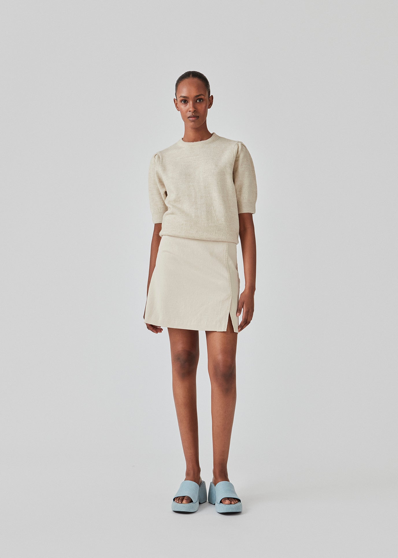 Kort nederdel med mellemhøj talje. DaynaMD skirt har et slim fit med wrap-over detalje med lille slids foran og lynlås i siden. Modellen er 177 cm og har en størrelse S/36 på.