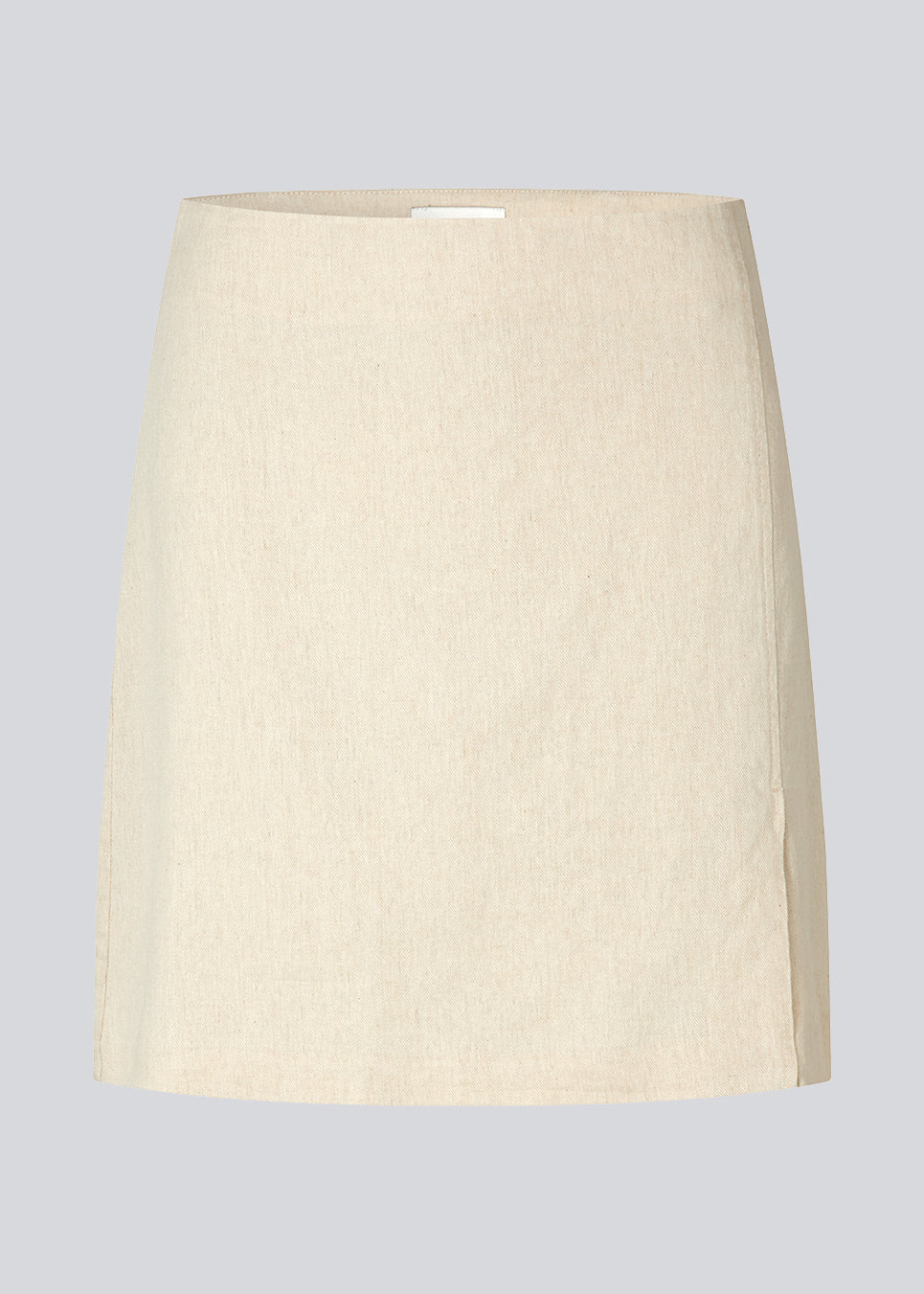 Kort nederdel med mellemhøj talje. DaynaMD skirt har et slim fit med wrap-over detalje med lille slids foran og lynlås i siden. Modellen er 177 cm og har en størrelse S/36 på.