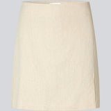 Kort nederdel med mellemhøj talje. DaynaMD skirt har et slim fit med wrap-over detalje med lille slids foran og lynlås i siden. Modellen er 177 cm og har en størrelse S/36 på.