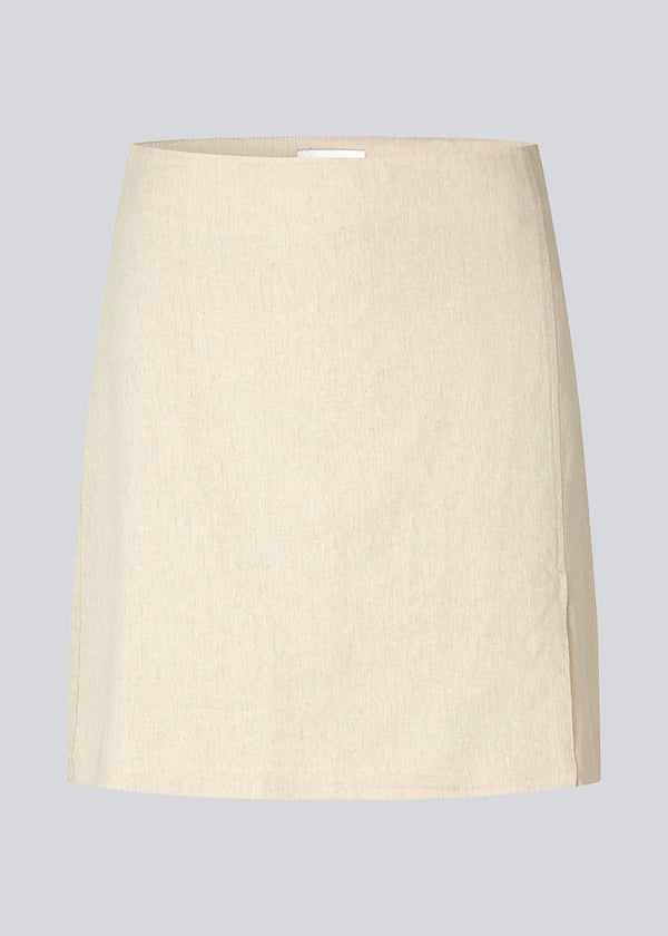 Kort nederdel med mellemhøj talje. DaynaMD skirt har et slim fit med wrap-over detalje med lille slids foran og lynlås i siden. Modellen er 177 cm og har en størrelse S/36 på.