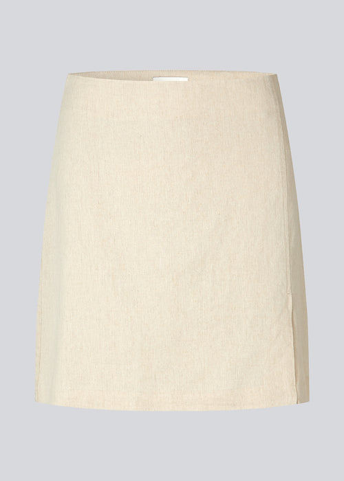 Kort nederdel med mellemhøj talje. DaynaMD skirt har et slim fit med wrap-over detalje med lille slids foran og lynlås i siden. Modellen er 177 cm og har en størrelse S/36 på.