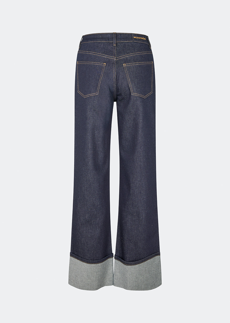 DeanieMD Jeans er jeans med høj talje og vide, lige ben. Designet har klassisk femlommerskæring, kontrastsyninger og brede opsmøg ved benene. Style dem med en enkel T-shirt eller strik til et afslappet hverdagslook. Modellen er 175 cm høj og bruger størrelse S/36.