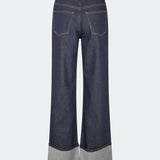DeanieMD Jeans er jeans med høj talje og vide, lige ben. Designet har klassisk femlommerskæring, kontrastsyninger og brede opsmøg ved benene. Style dem med en enkel T-shirt eller strik til et afslappet hverdagslook. Modellen er 175 cm høj og bruger størrelse S/36.