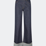 DeanieMD Jeans er jeans med høj talje og vide, lige ben. Designet har klassisk femlommerskæring, kontrastsyninger og brede opsmøg ved benene. Style dem med en enkel T-shirt eller strik til et afslappet hverdagslook. Modellen er 175 cm høj og bruger størrelse S/36.