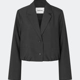 DeanneMD Blazer er en kort blazer med en afslappet, moderne silhuet. Blazeren har klassisk revers, lange ærmer, to knapper foran og elastisk kant forneden, der giver den skræddersyede style et mere casual udtryk. Style den med matchende bukser for et komplet suit-look eller med jeans for en mere afslappet styling. Modellen er 175 cm høj og bruger størrelse S/36.