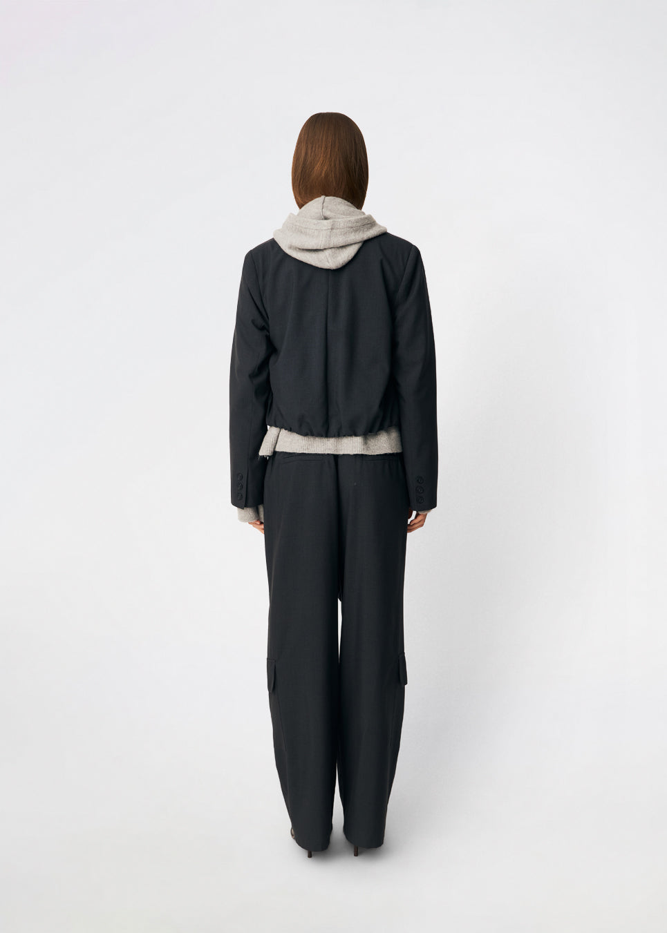 DeanneMD Pants er et par løstsiddende bukser med brede ben og et afslappet, moderne udtryk. Bukserne har bæltestropper, elastik bagpå i taljen og praktiske cargolommer på benene. Style dem med en enkel top eller skjorte for et afslappet look, eller kombiner med en blazer for en mere skræddersyet kontrast. Modellen er 175 cm høj og bruger størrelse S/36.
