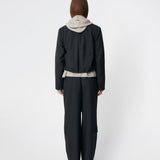 DeanneMD Pants er et par løstsiddende bukser med brede ben og et afslappet, moderne udtryk. Bukserne har bæltestropper, elastik bagpå i taljen og praktiske cargolommer på benene. Style dem med en enkel top eller skjorte for et afslappet look, eller kombiner med en blazer for en mere skræddersyet kontrast. Modellen er 175 cm høj og bruger størrelse S/36.