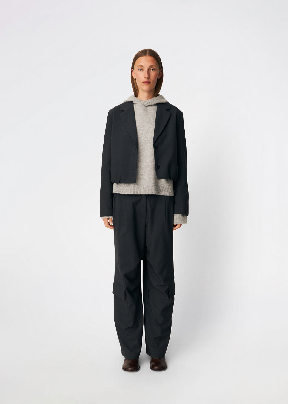 DeanneMD Pants er et par løstsiddende bukser med brede ben og et afslappet, moderne udtryk. Bukserne har bæltestropper, elastik bagpå i taljen og praktiske cargolommer på benene. Style dem med en enkel top eller skjorte for et afslappet look, eller kombiner med en blazer for en mere skræddersyet kontrast. Modellen er 175 cm høj og bruger størrelse S/36.