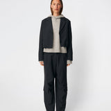 DeanneMD Pants er et par løstsiddende bukser med brede ben og et afslappet, moderne udtryk. Bukserne har bæltestropper, elastik bagpå i taljen og praktiske cargolommer på benene. Style dem med en enkel top eller skjorte for et afslappet look, eller kombiner med en blazer for en mere skræddersyet kontrast. Modellen er 175 cm høj og bruger størrelse S/36.