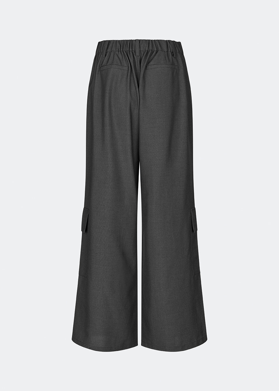 DeanneMD Pants er et par løstsiddende bukser med brede ben og et afslappet, moderne udtryk. Bukserne har bæltestropper, elastik bagpå i taljen og praktiske cargolommer på benene. Style dem med en enkel top eller skjorte for et afslappet look, eller kombiner med en blazer for en mere skræddersyet kontrast. Modellen er 175 cm høj og bruger størrelse S/36.