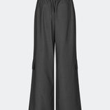DeanneMD Pants er et par løstsiddende bukser med brede ben og et afslappet, moderne udtryk. Bukserne har bæltestropper, elastik bagpå i taljen og praktiske cargolommer på benene. Style dem med en enkel top eller skjorte for et afslappet look, eller kombiner med en blazer for en mere skræddersyet kontrast. Modellen er 175 cm høj og bruger størrelse S/36.