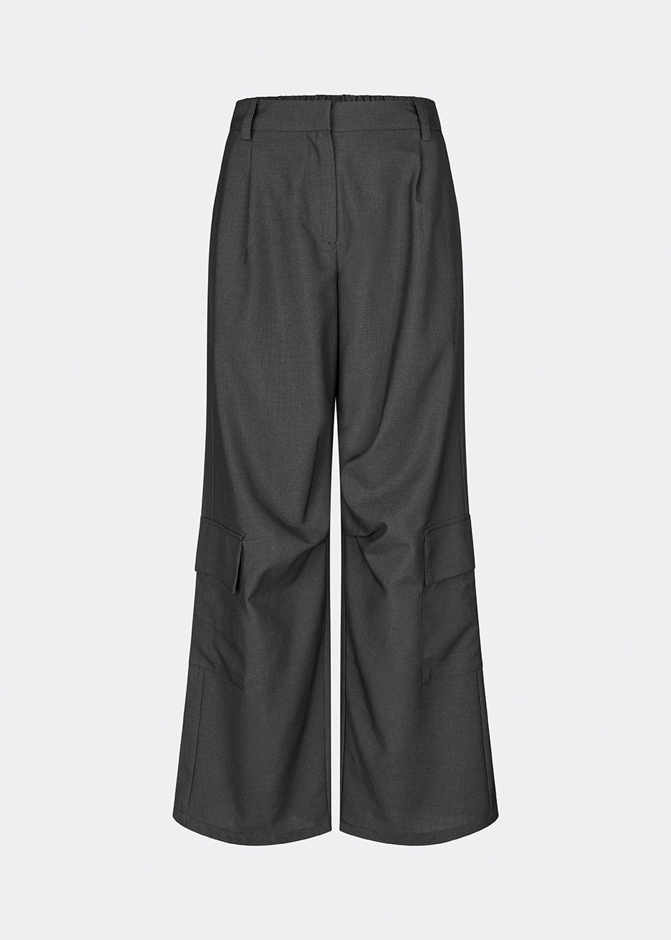 DeanneMD Pants er et par løstsiddende bukser med brede ben og et afslappet, moderne udtryk. Bukserne har bæltestropper, elastik bagpå i taljen og praktiske cargolommer på benene. Style dem med en enkel top eller skjorte for et afslappet look, eller kombiner med en blazer for en mere skræddersyet kontrast. Modellen er 175 cm høj og bruger størrelse S/36.
