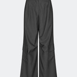DeanneMD Pants er et par løstsiddende bukser med brede ben og et afslappet, moderne udtryk. Bukserne har bæltestropper, elastik bagpå i taljen og praktiske cargolommer på benene. Style dem med en enkel top eller skjorte for et afslappet look, eller kombiner med en blazer for en mere skræddersyet kontrast. Modellen er 175 cm høj og bruger størrelse S/36.