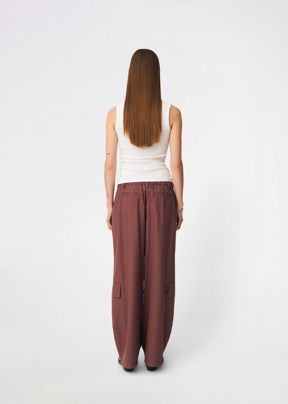 DeanneMD Pants er et par løstsiddende bukser med brede ben og et afslappet, moderne udtryk. Bukserne har bæltestropper, elastik bagpå i taljen og praktiske cargolommer på benene. Style dem med en enkel top eller skjorte for et afslappet look, eller kombiner med en blazer for en mere skræddersyet kontrast. Modellen er 175 cm høj og bruger størrelse S/36.
