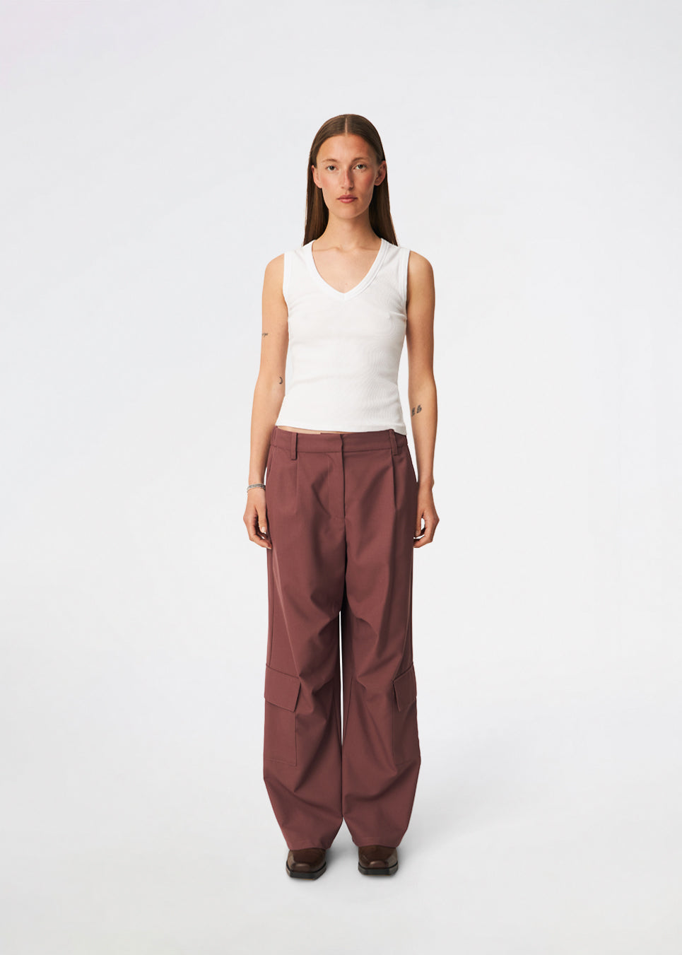 DeanneMD Pants er et par løstsiddende bukser med brede ben og et afslappet, moderne udtryk. Bukserne har bæltestropper, elastik bagpå i taljen og praktiske cargolommer på benene. Style dem med en enkel top eller skjorte for et afslappet look, eller kombiner med en blazer for en mere skræddersyet kontrast. Modellen er 175 cm høj og bruger størrelse S/36.