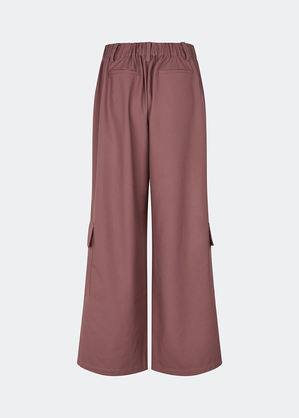 DeanneMD Pants er et par løstsiddende bukser med brede ben og et afslappet, moderne udtryk. Bukserne har bæltestropper, elastik bagpå i taljen og praktiske cargolommer på benene. Style dem med en enkel top eller skjorte for et afslappet look, eller kombiner med en blazer for en mere skræddersyet kontrast. Modellen er 175 cm høj og bruger størrelse S/36.
