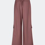 DeanneMD Pants er et par løstsiddende bukser med brede ben og et afslappet, moderne udtryk. Bukserne har bæltestropper, elastik bagpå i taljen og praktiske cargolommer på benene. Style dem med en enkel top eller skjorte for et afslappet look, eller kombiner med en blazer for en mere skræddersyet kontrast. Modellen er 175 cm høj og bruger størrelse S/36.