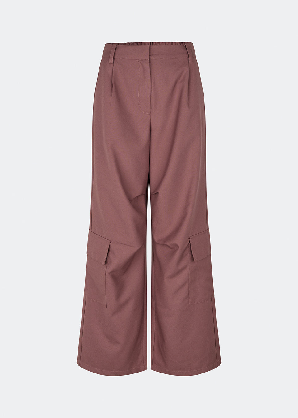 DeanneMD Pants er et par løstsiddende bukser med brede ben og et afslappet, moderne udtryk. Bukserne har bæltestropper, elastik bagpå i taljen og praktiske cargolommer på benene. Style dem med en enkel top eller skjorte for et afslappet look, eller kombiner med en blazer for en mere skræddersyet kontrast. Modellen er 175 cm høj og bruger størrelse S/36.