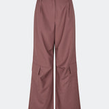 DeanneMD Pants er et par løstsiddende bukser med brede ben og et afslappet, moderne udtryk. Bukserne har bæltestropper, elastik bagpå i taljen og praktiske cargolommer på benene. Style dem med en enkel top eller skjorte for et afslappet look, eller kombiner med en blazer for en mere skræddersyet kontrast. Modellen er 175 cm høj og bruger størrelse S/36.