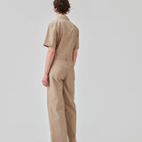 Jumpsuit i sprød bomuldskvalitet med lange, brede ben. DedeMD jumpsuit har korte ærmer, krave, og lynlås foran. Bæltestropper i taljen. Modellen er 177 cm og har en størrelse S/36 på.