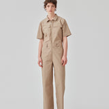 Jumpsuit i sprød bomuldskvalitet med lange, brede ben. DedeMD jumpsuit har korte ærmer, krave, og lynlås foran. Bæltestropper i taljen. Modellen er 177 cm og har en størrelse S/36 på.