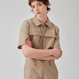 Jumpsuit i sprød bomuldskvalitet med lange, brede ben. DedeMD jumpsuit har korte ærmer, krave, og lynlås foran. Bæltestropper i taljen. Modellen er 177 cm og har en størrelse S/36 på.