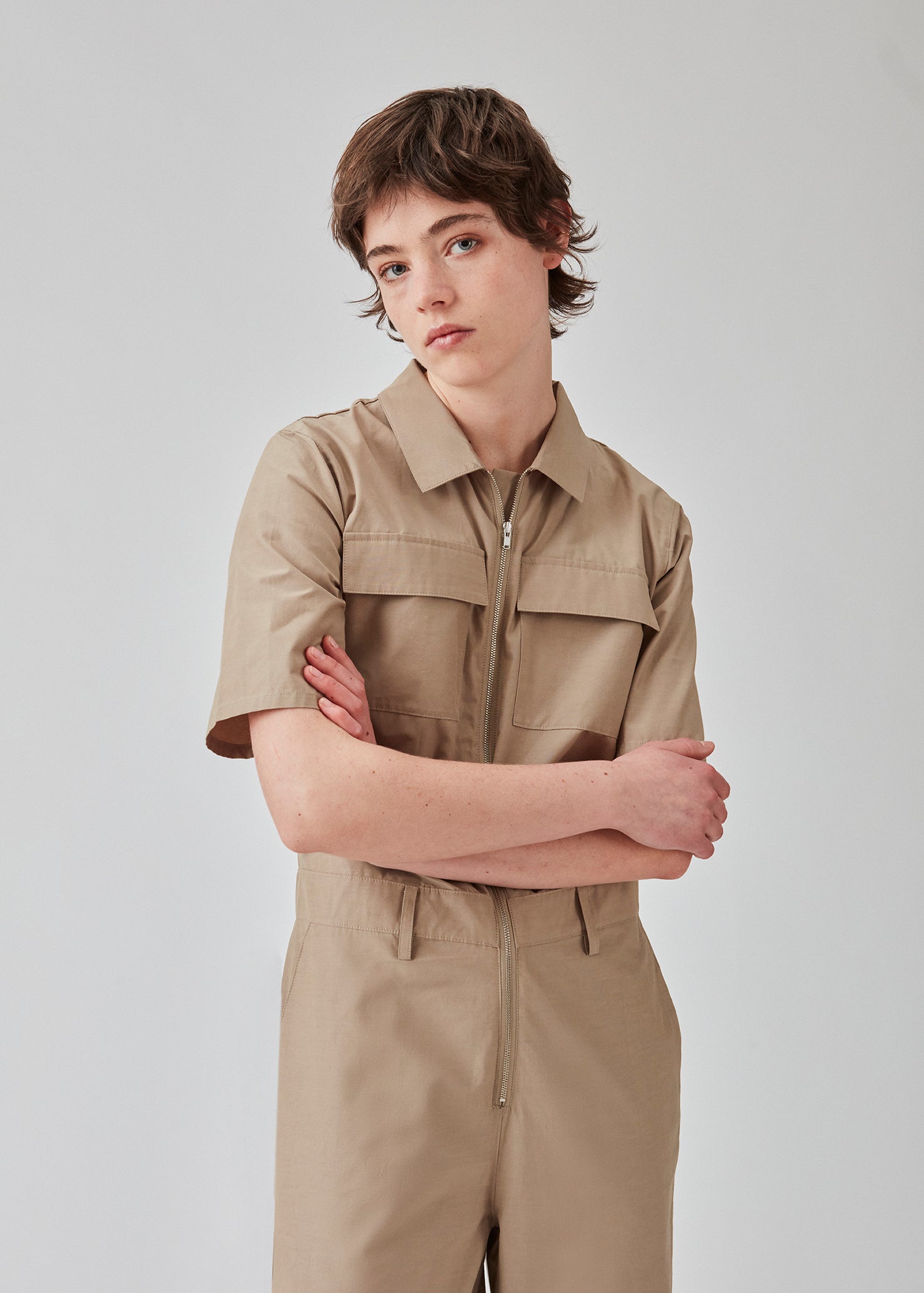 Jumpsuit i sprød bomuldskvalitet med lange, brede ben. DedeMD jumpsuit har korte ærmer, krave, og lynlås foran. Bæltestropper i taljen. Modellen er 177 cm og har en størrelse S/36 på.