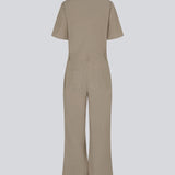 Jumpsuit i sprød bomuldskvalitet med lange, brede ben. DedeMD jumpsuit har korte ærmer, krave, og lynlås foran. Bæltestropper i taljen. Modellen er 177 cm og har en størrelse S/36 på.