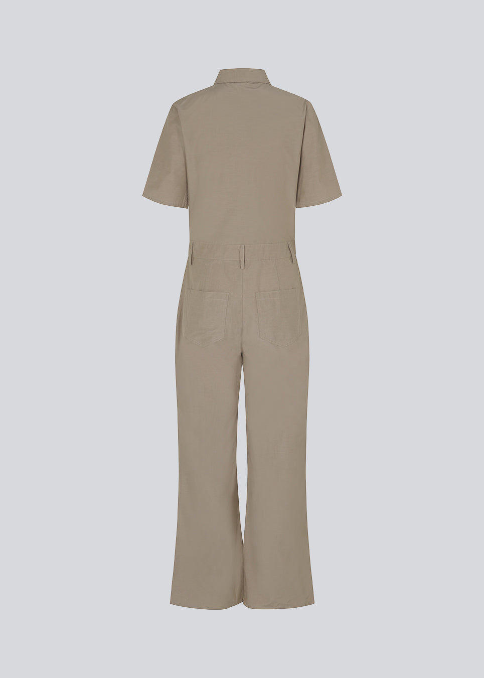 Jumpsuit i sprød bomuldskvalitet med lange, brede ben. DedeMD jumpsuit har korte ærmer, krave, og lynlås foran. Bæltestropper i taljen. Modellen er 177 cm og har en størrelse S/36 på.