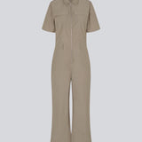 Jumpsuit i sprød bomuldskvalitet med lange, brede ben. DedeMD jumpsuit har korte ærmer, krave, og lynlås foran. Bæltestropper i taljen. Modellen er 177 cm og har en størrelse S/36 på.