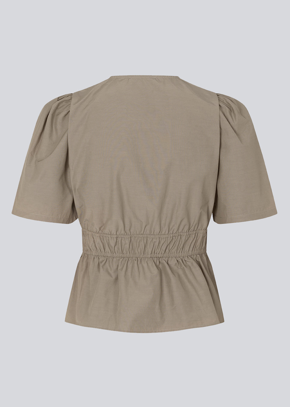 Top i beige i bomuldsblanding med korte ærmer med let puf og dyb v-udskæring i halsen. DeenMD top har flatterende rynkedetaljer under brystet og i taljen. Modellen er 177 cm og har en størrelse S/36 på.