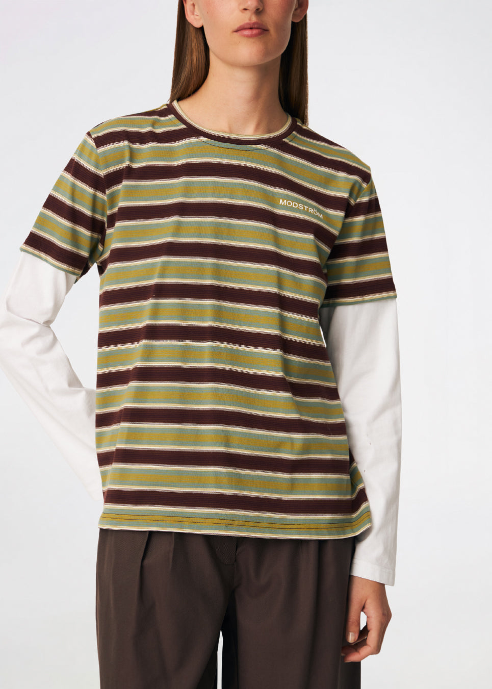 Denismd Contrast Tee er en lag-på-lag inspireret T-shirt, der kombinerer et stribet ribmateriale med kontrastærmer for et afslappet og moderne udtryk. Den løse pasform, runde halsudskæring og det broderede Modström-logo på brystet tilfører et sporty touch. Style den med jeans, cargo pants eller skræddersyede bukser for et casual hverdagslook.