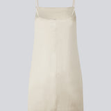 Kort hvid kjole i satin med foer. DevanMD dress har et tætsiddende fit, lige skåret foroven med smalle justerbare stropper og underdel med let vidde. 