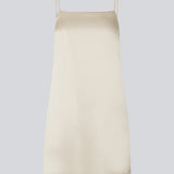 Kort hvid kjole i satin med foer. DevanMD dress har et tætsiddende fit, lige skåret foroven med smalle justerbare stropper og underdel med let vidde. 