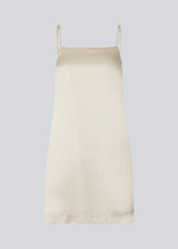 Kort hvid kjole i satin med foer. DevanMD dress har et tætsiddende fit, lige skåret foroven med smalle justerbare stropper og underdel med let vidde. 