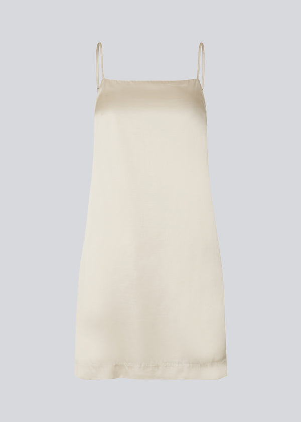 Kort hvid kjole i satin med foer. DevanMD dress har et tætsiddende fit, lige skåret foroven med smalle justerbare stropper og underdel med let vidde. 
