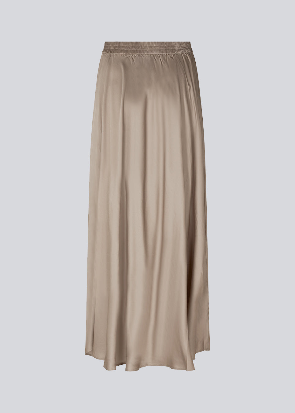 Lang beige nederdel med vidde i skørtet. DevanMD skirt er designet i skinnende satin med elastisk mellemhøj talje. Modellen er 177 cm og har en størrelse S/36 på.