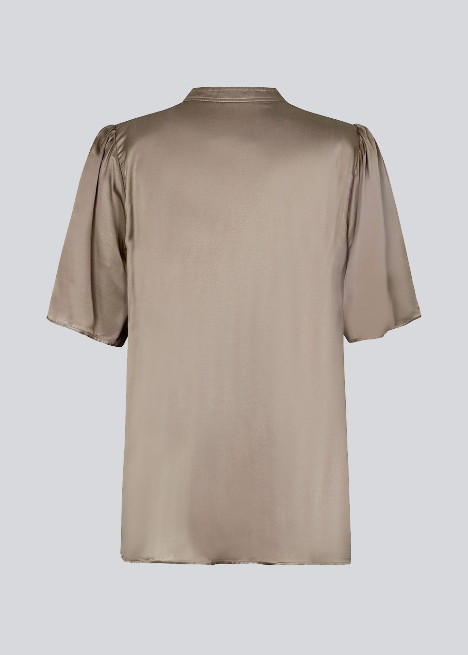 Beige bluse i satinkvalitet med afslappet pasform. DevanMD top har v-hals med åben krave og korte pufærmer. Modellen er 177 cm og har en størrelse S/36 på.