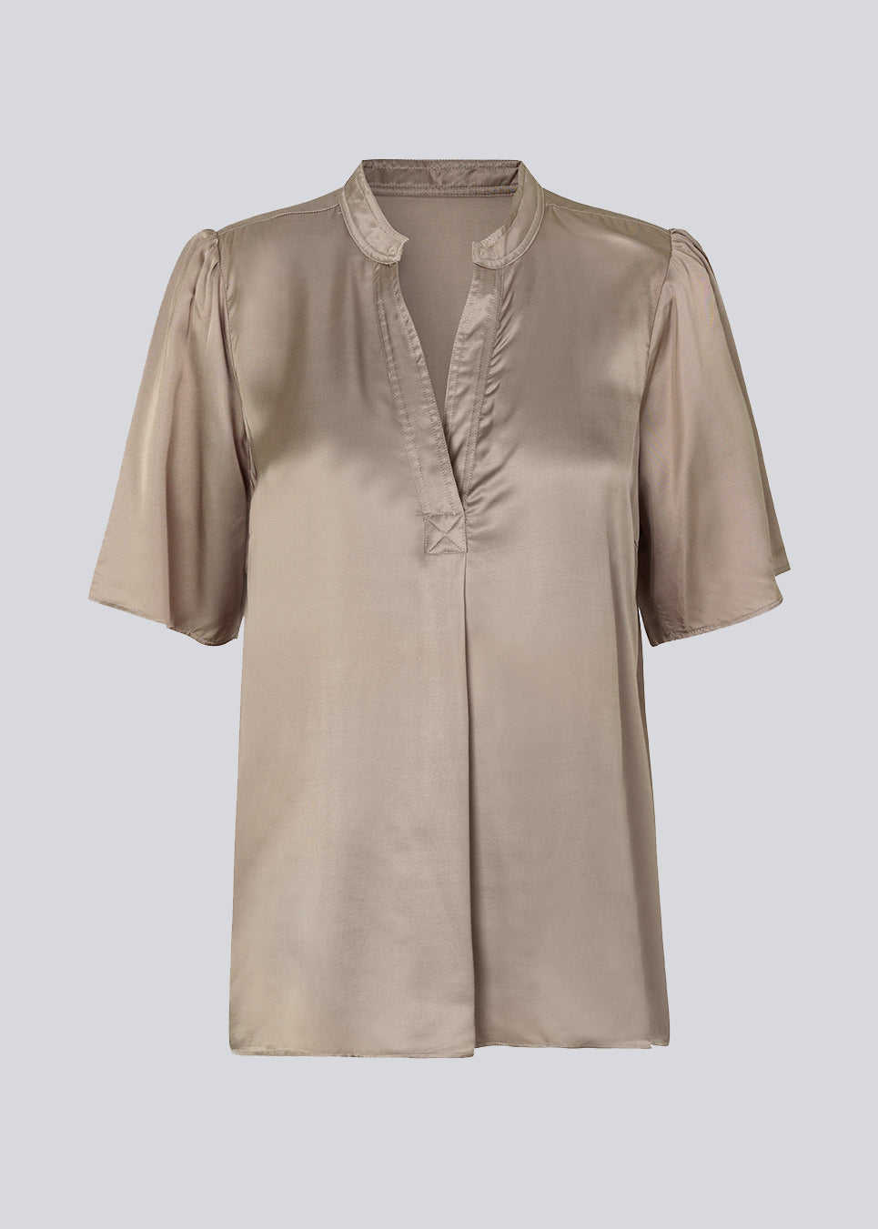 Beige bluse i satinkvalitet med afslappet pasform. DevanMD top har v-hals med åben krave og korte pufærmer. Modellen er 177 cm og har en størrelse S/36 på.