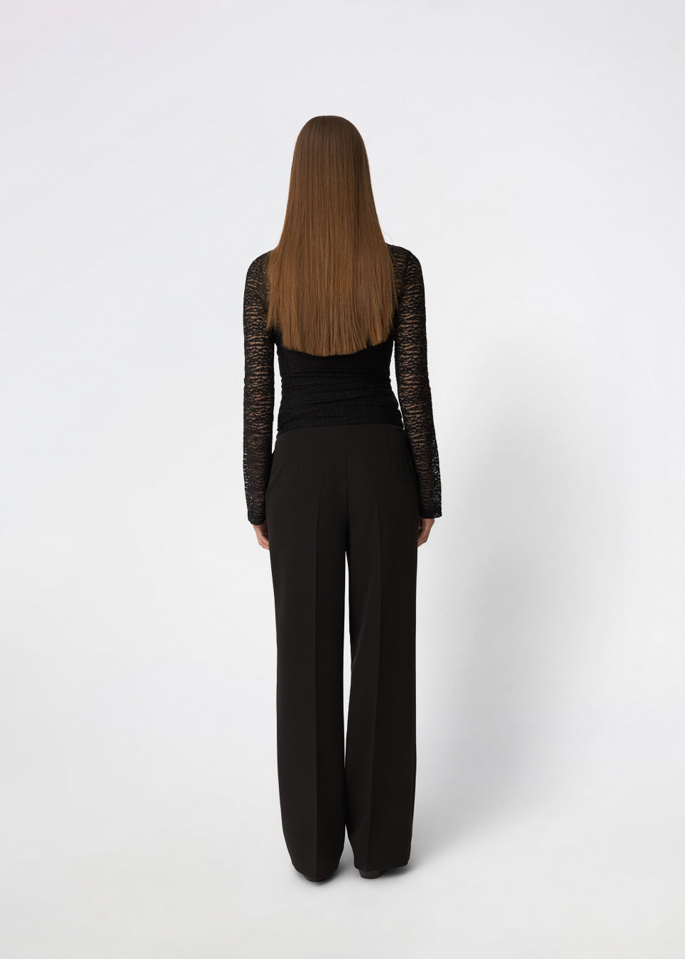 Dianamd Top er en tætsiddende blondetop med lange ærmer og et transparent udtryk, der tilfører garderoben et feminint og moderne touch. Den enkle silhuet gør den nem at style alene eller som et lag under blazere, strik eller kjoler, hvor blondedetaljerne får lov at træde frem. Perfekt til både hverdagslooks og særlige anledninger. Modellen er 175 cm høj og bruger størrelse S/36.