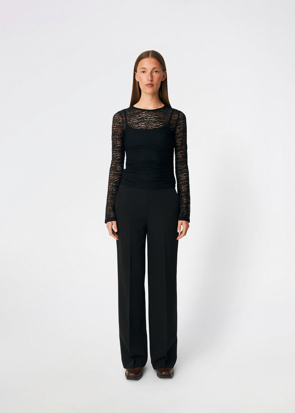 Dianamd Top er en tætsiddende blondetop med lange ærmer og et transparent udtryk, der tilfører garderoben et feminint og moderne touch. Den enkle silhuet gør den nem at style alene eller som et lag under blazere, strik eller kjoler, hvor blondedetaljerne får lov at træde frem. Perfekt til både hverdagslooks og særlige anledninger. Modellen er 175 cm høj og bruger størrelse S/36.