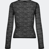 Dianamd Top er en tætsiddende blondetop med lange ærmer og et transparent udtryk, der tilfører garderoben et feminint og moderne touch. Den enkle silhuet gør den nem at style alene eller som et lag under blazere, strik eller kjoler, hvor blondedetaljerne får lov at træde frem. Perfekt til både hverdagslooks og særlige anledninger. Modellen er 175 cm høj og bruger størrelse S/36.