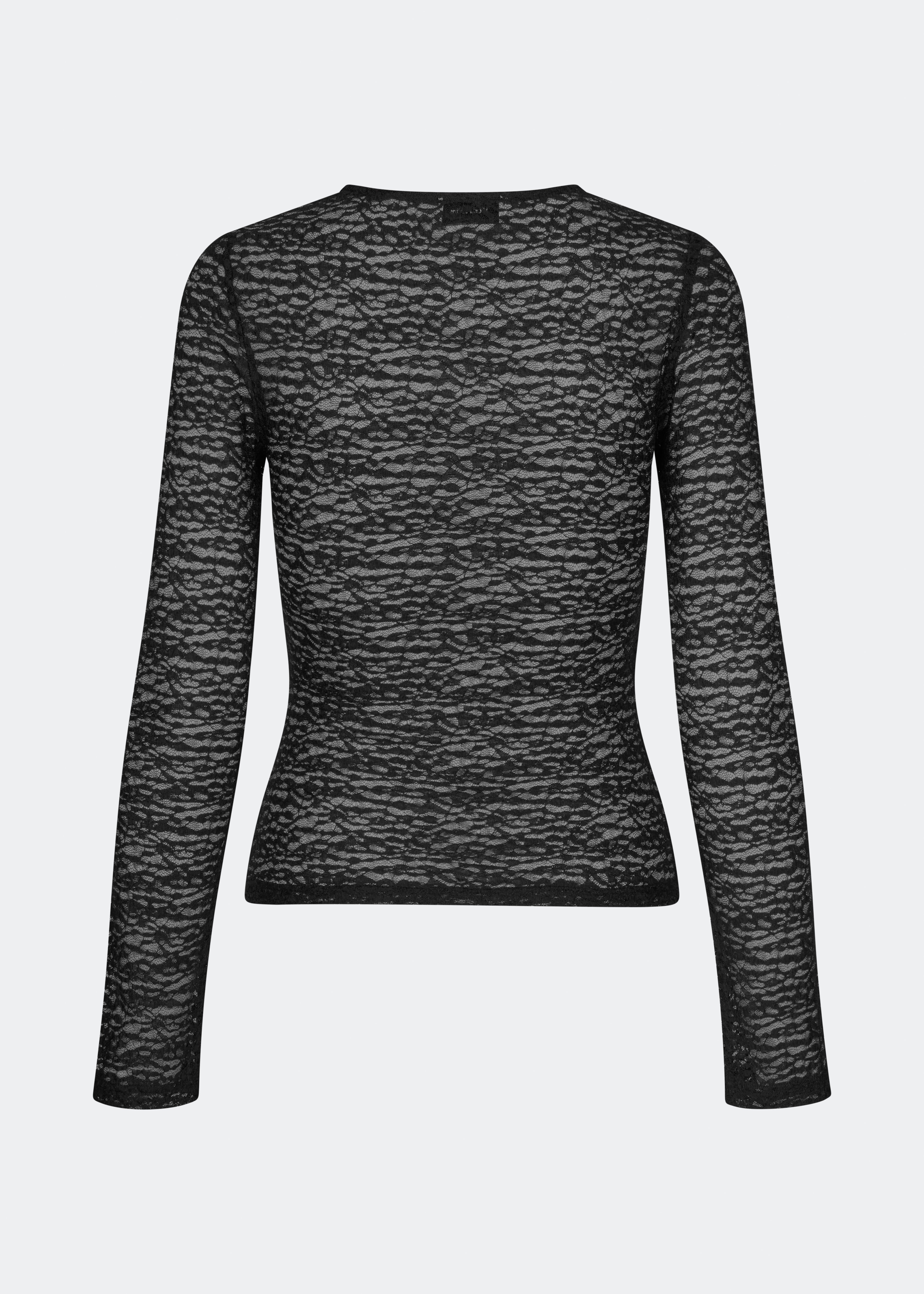 Dianamd Top er en tætsiddende blondetop med lange ærmer og et transparent udtryk, der tilfører garderoben et feminint og moderne touch. Den enkle silhuet gør den nem at style alene eller som et lag under blazere, strik eller kjoler, hvor blondedetaljerne får lov at træde frem. Perfekt til både hverdagslooks og særlige anledninger. Modellen er 175 cm høj og bruger størrelse S/36.