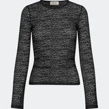 Dianamd Top er en tætsiddende blondetop med lange ærmer og et transparent udtryk, der tilfører garderoben et feminint og moderne touch. Den enkle silhuet gør den nem at style alene eller som et lag under blazere, strik eller kjoler, hvor blondedetaljerne får lov at træde frem. Perfekt til både hverdagslooks og særlige anledninger. Modellen er 175 cm høj og bruger størrelse S/36.