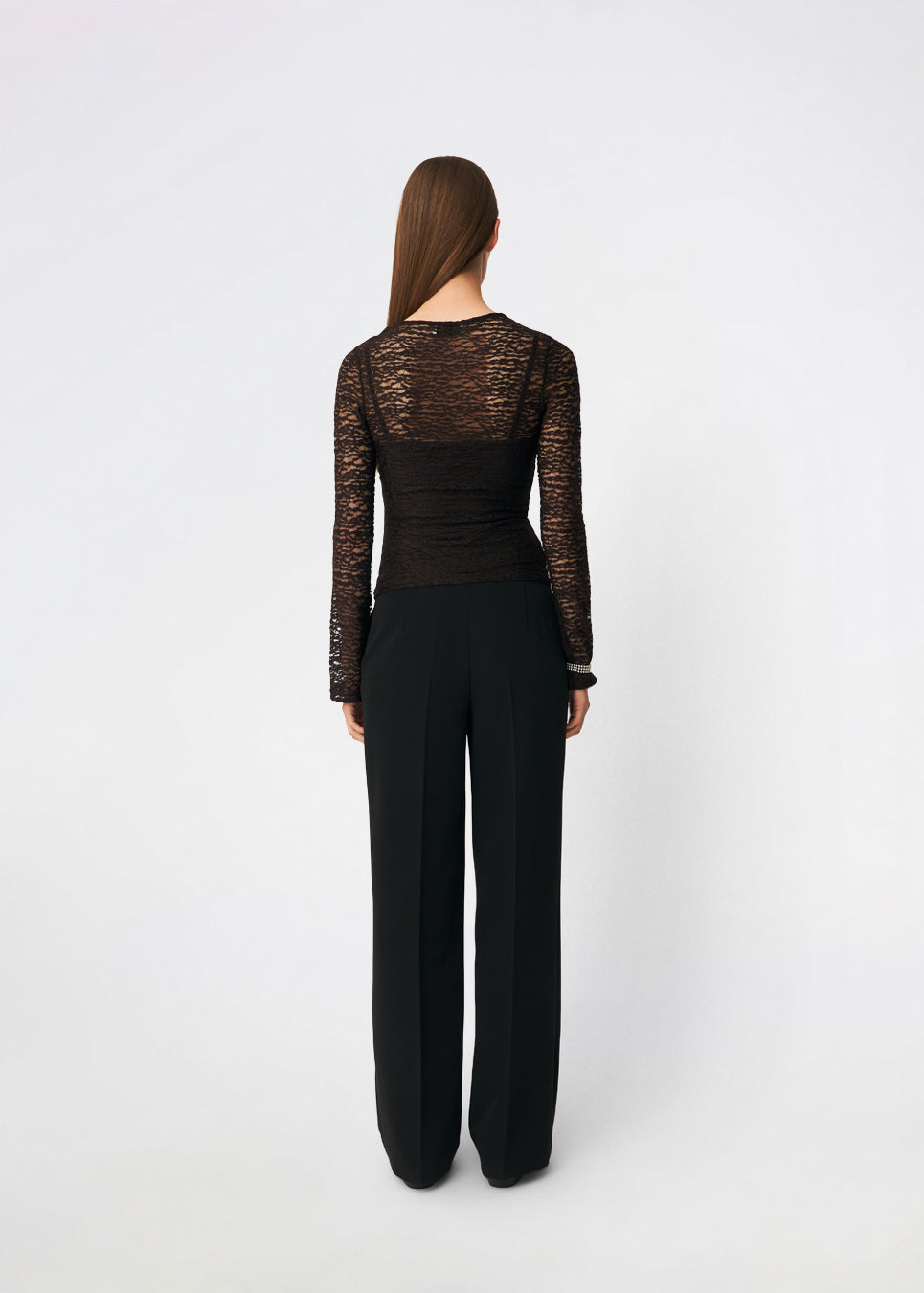 Dianamd Top er en tætsiddende blondetop med lange ærmer og et transparent udtryk, der tilfører garderoben et feminint og moderne touch. Den enkle silhuet gør den nem at style alene eller som et lag under blazere, strik eller kjoler, hvor blondedetaljerne får lov at træde frem. Perfekt til både hverdagslooks og særlige anledninger. Modellen er 175 cm høj og bruger størrelse S/36.