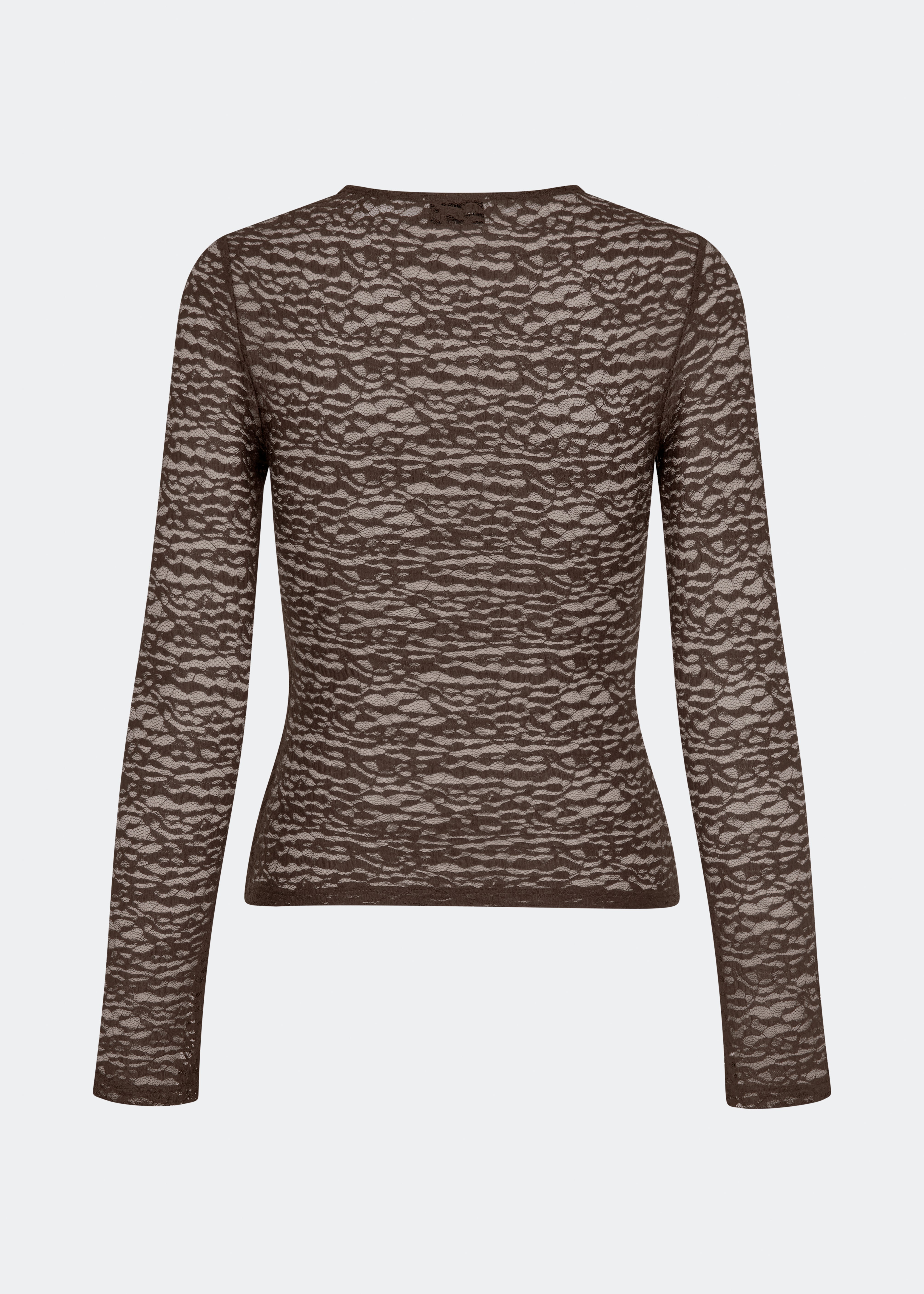 Dianamd Top er en tætsiddende blondetop med lange ærmer og et transparent udtryk, der tilfører garderoben et feminint og moderne touch. Den enkle silhuet gør den nem at style alene eller som et lag under blazere, strik eller kjoler, hvor blondedetaljerne får lov at træde frem. Perfekt til både hverdagslooks og særlige anledninger. Modellen er 175 cm høj og bruger størrelse S/36.